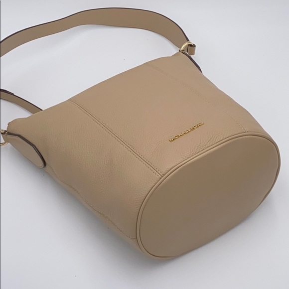 MICHAEL KORS BROOKE MEDIUM BUCKET MESSENGER - Picture 3 of 16